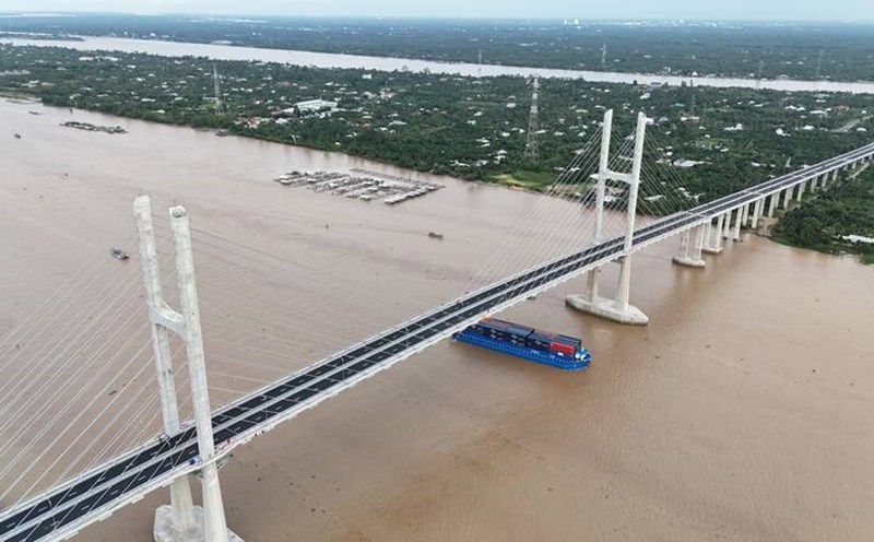Rach Mieu 2 Bridge connecting Vinh Long - Dong Thap is being completed and is preparing to open to traffic on the occasion of National Day, September 2. Photo: Hoang Loc
