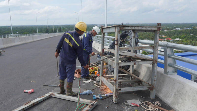 Cong nhan gap rut ve sinh cong truong truoc ngay ban giao. Anh: Ta Quang