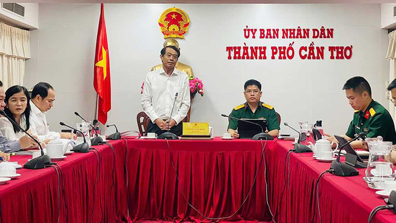 Pho Chu tich UBND TP Can Tho Nguyen Van Khoi, lam viec voi Tong Cong ty Giai phap Doanh nghiep Viettel ve cong tac chuyen doi so tren dia ban. Anh: Anh Nguyen