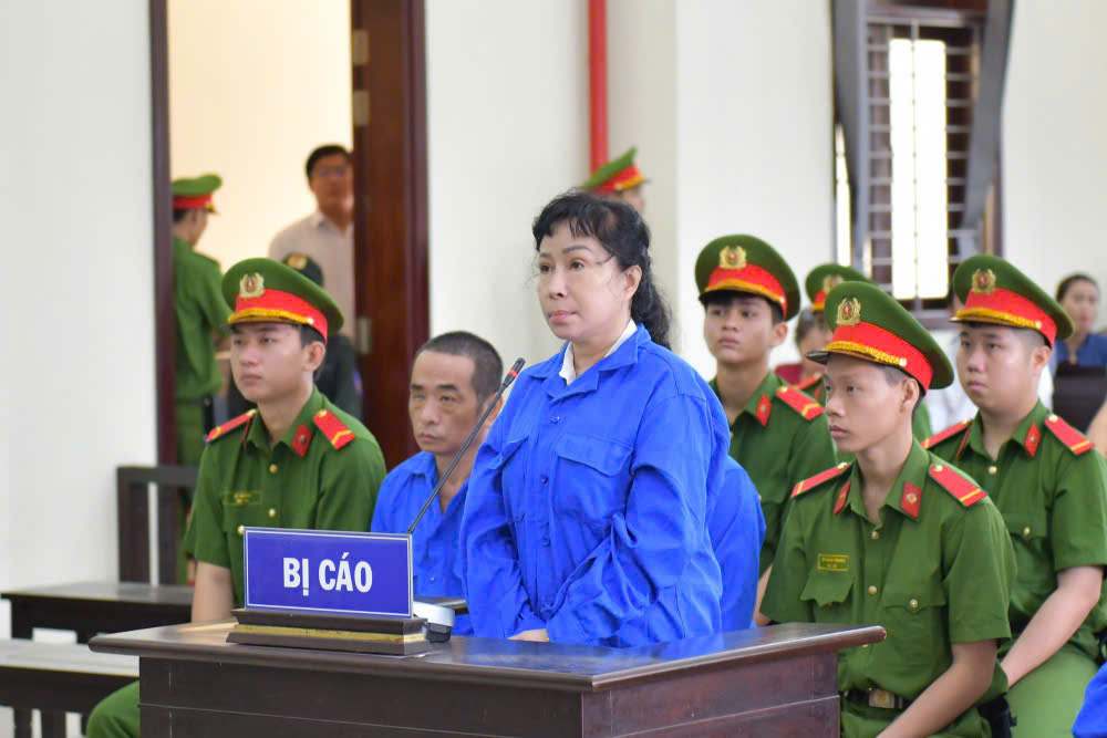 Hội đồng xét xử tuyên mức án chung thân đối với bị cáo Nguyễn Thị Cẩm Hồng. Ảnh: Duy Minh