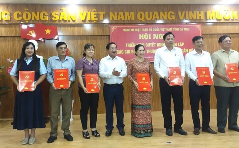 Permanent Vice Chairman of the Vietnam Fatherland Front Committee of Ca Mau province Le Thanh Trieu presented the decision to establish the Party cell. Photo: Nhat Ho