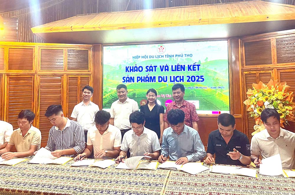 Dai dien Hiep hoi Du lich cac tinh, cac don vi dich vu, lu hanh… ky ket bien ban hop tac cong viec. Anh: Hiep hoi Du lich Phu Tho