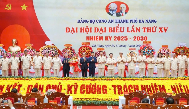 Lanh dao TP.Da Nang chuc mung Ban Chap hanh Dang bo Cong an TP Da Nang khoa XV, nhiem ky 2025 – 2030. Anh: CACC