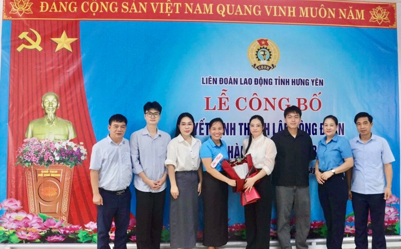 Organizing a new grassroots trade union at BIBLIOGEM enterprise in Hung Yen. Photo: Hung Yen Trade Union