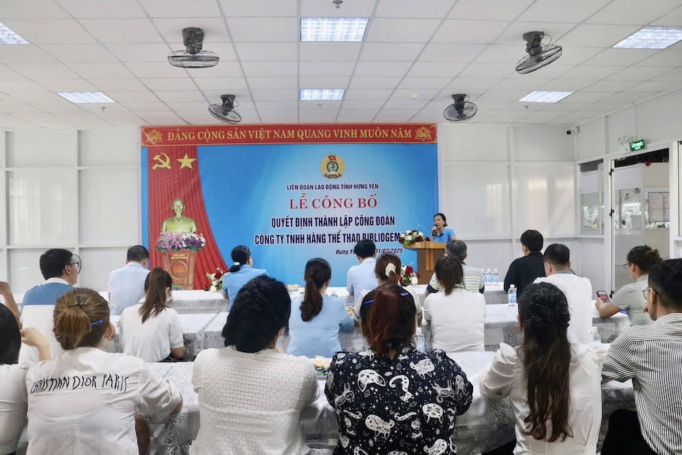 Ra mat Cong doan co so Cong ty BIBLIOGEM Viet Nam. Anh: Cong doan Hung Yen