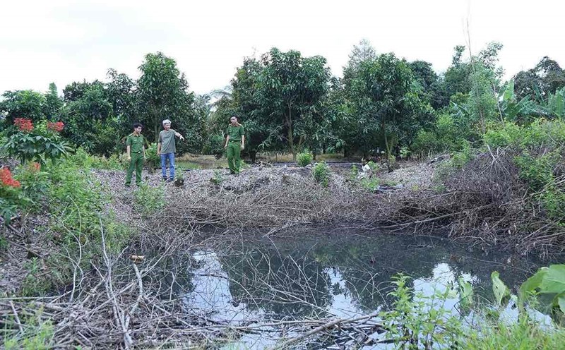 The resulting wastewater is not thoroughly collected, flowing directly into the dry stream. Photo: Dong Nai Provincial Police