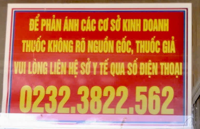 Quang Tri保健局は、誤解を引き起こす偽造医薬品の通知表を修正しました。写真:Cam Van