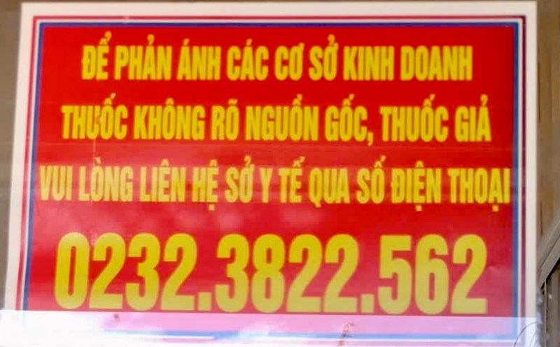 Quang Tri Department of Health edits the notice board for fake drugs that cause misunderstanding. Photo: Cam Van