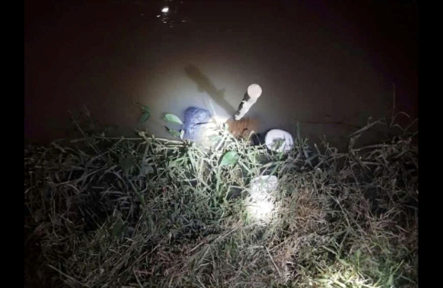 Dak Lak省の川の下で死亡した少女を発見した現場。写真:Pham Ky