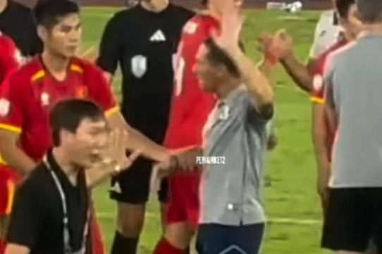 김상식 감독(검은색 셔츠)은 2025년 U23 동남아시아 챔피언십 결승전 후 악수를 거부당했습니다. 사진: 비디오 캡처