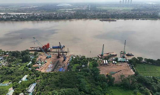 Cầu Tứ Liên (Hà Nội) đang được xây dựng nhưng nhiều mặt bằng chưa được bàn giao. Ảnh: Sóng Hữu