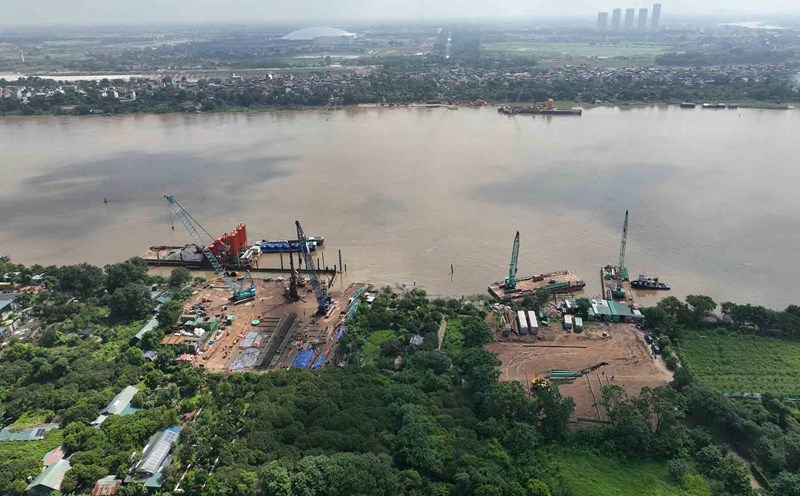 Tu Lien Bridge (Hanoi) is under construction but many areas have not been handed over. Photo: Song Huu