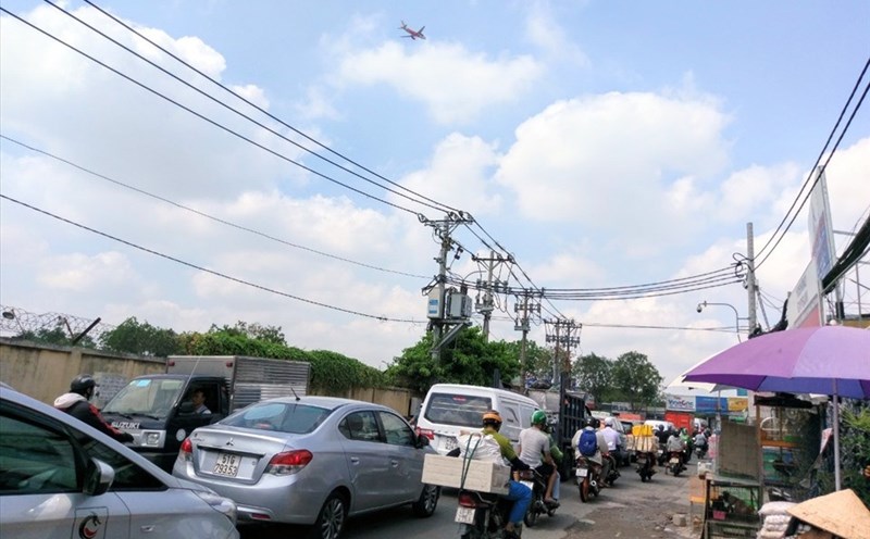 Pham Van Bach Street near Truong Chinh has not been expanded, and is often congested. Photo: Minh Quan
