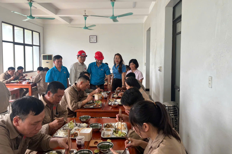 Lanh dao doanh nghiep cung cong doan kiem tra bua an ca cua nguoi lao dong. Anh: Tuan Hai