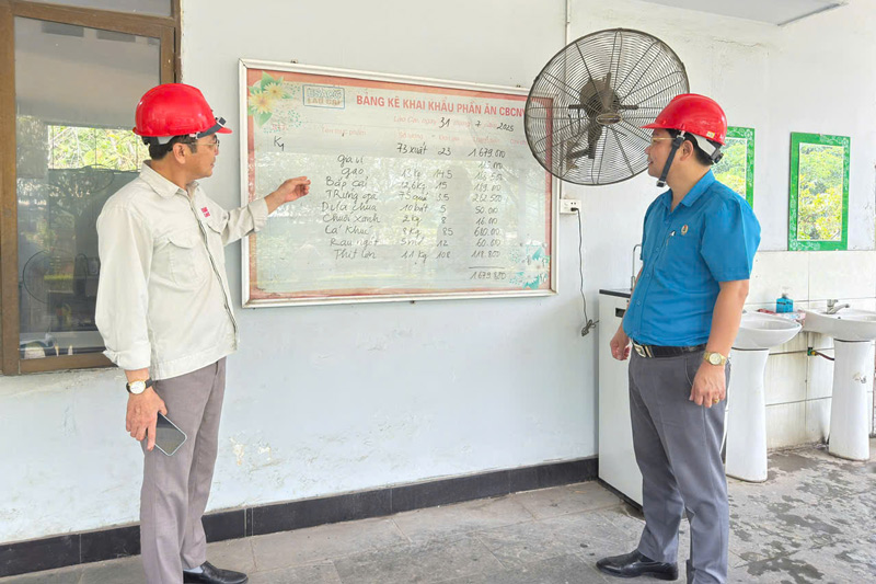 Danh sach thuc don tai cac don vi luon duoc cong khai den nguoi lao dong. Anh: Tuan Hai