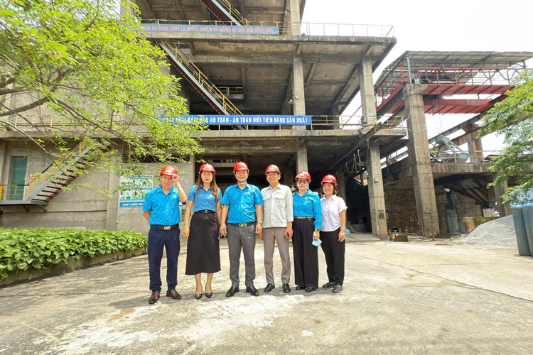Ban Cong doan cac Khu cong nghiep tinh Lao Cai nam tinh hinh san xuat, cham lo cho nguoi lao dong tai mot so doanh nghiep o Khu cong nghiep Tang Loong. Anh: Tuan Hai