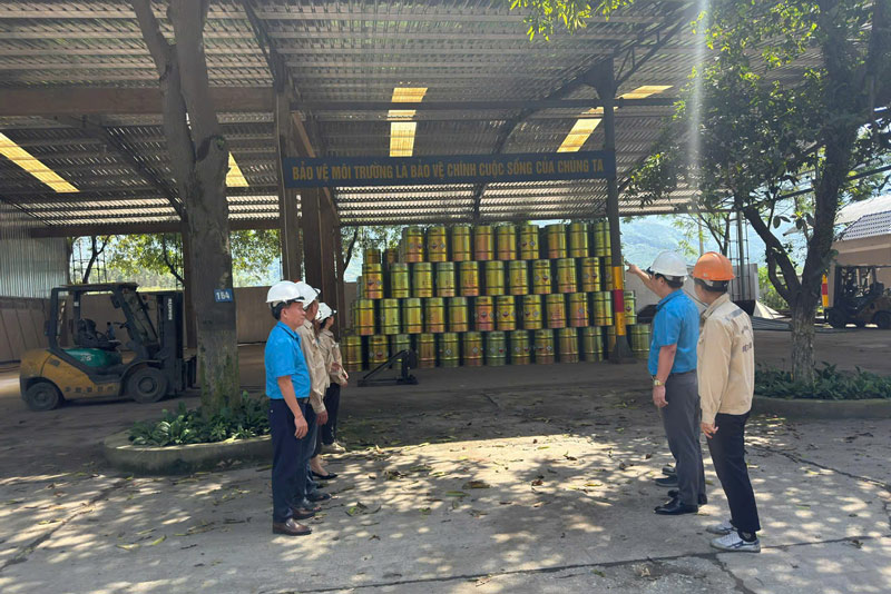 Du hoat dong san xuat con mot so kho khan, lanh dao cac doanh nghiep van luon phoi hop cung cac cap cong doan trong viec dam bao thu nhap, on dinh doi song cho nguoi lao dong. Anh: Tuan Hai