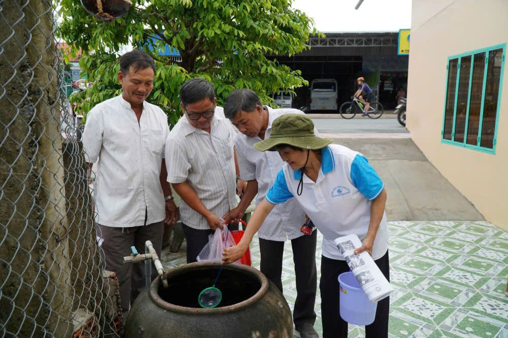 Eliminate mosquito breeding sites and kill lunges to prevent dengue fever in Tay Ninh. Photo: Duy Minh