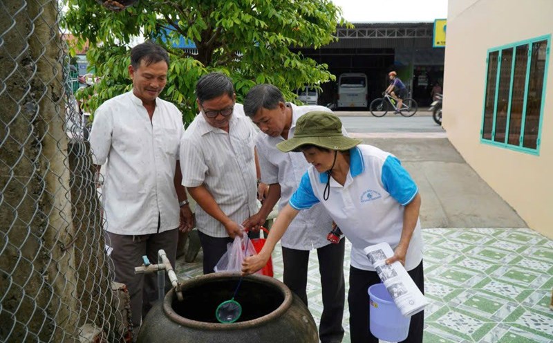Eliminate mosquito breeding sites and kill lunges to prevent dengue fever in Tay Ninh. Photo: Duy Minh