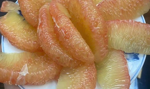 Khi ăn đúng cách, bưởi không chỉ giúp bổ thận mà còn góp phần cải thiện vi tuần hoàn, bảo vệ tế bào thận khỏi stress ôxy hóa. Ảnh: Quang Minh.