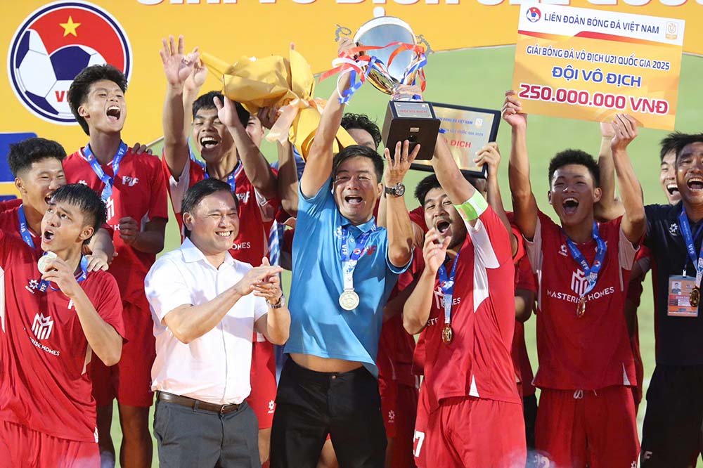 U21 PVF U21 테콩 비엣텔을 제치고 2025년 U21 전국 선수권 대회 우승. 사진: 탄 부