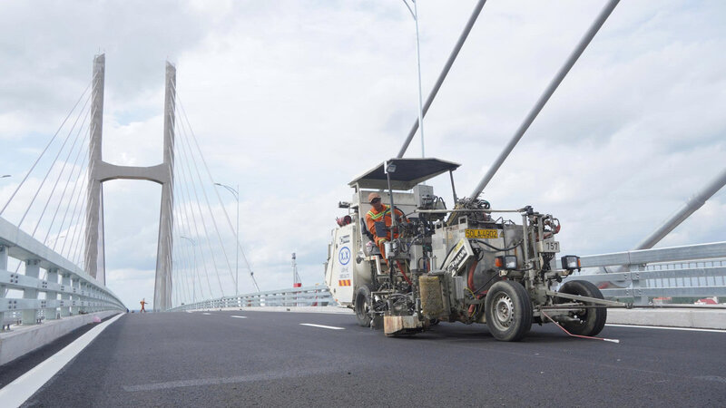 Workers are completing the final items at the Rach Mieu 2 bridge construction site. Photo: Ta Quang