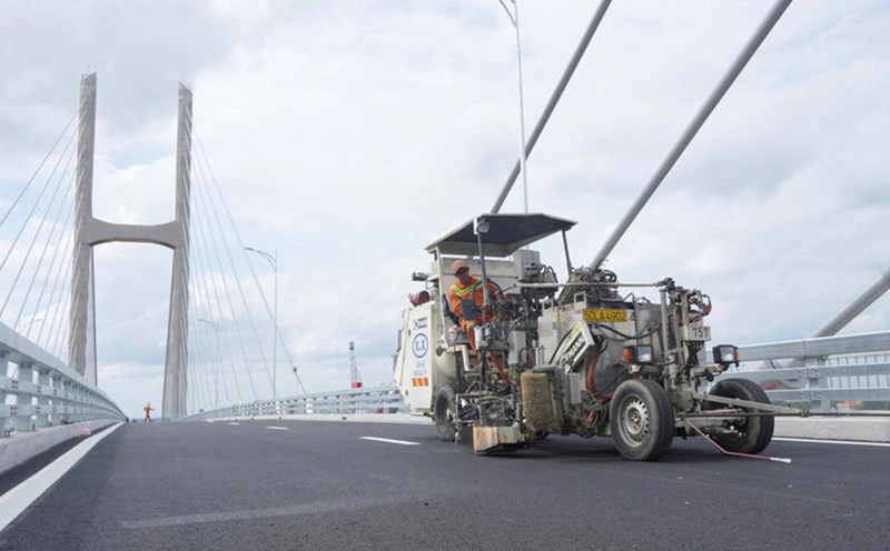 Workers are completing the final items at the Rach Mieu 2 bridge construction site. Photo: Ta Quang