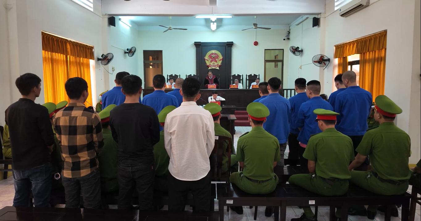 두 그룹은 총을 쏘고 서로 쫓고 쫓기는 소란을 일으켰습니다.