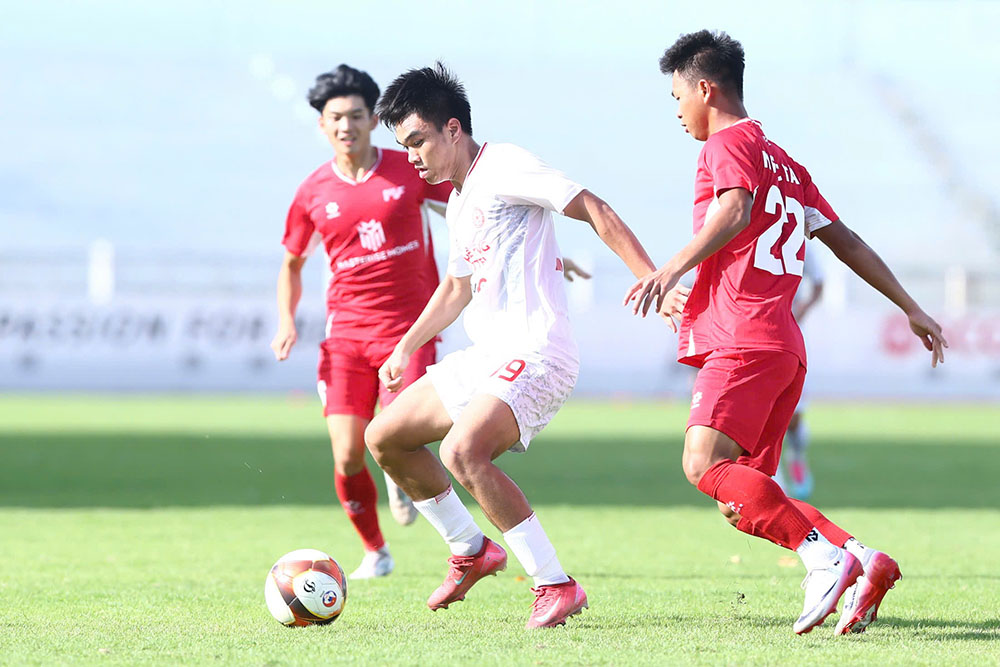 Sau tieng coi khai cuoc, hai doi nhap cuoc voi the tran coi mo. U21 PVF kiem soat bong tot hon va tao ra nhieu tinh huong nguy hiem.