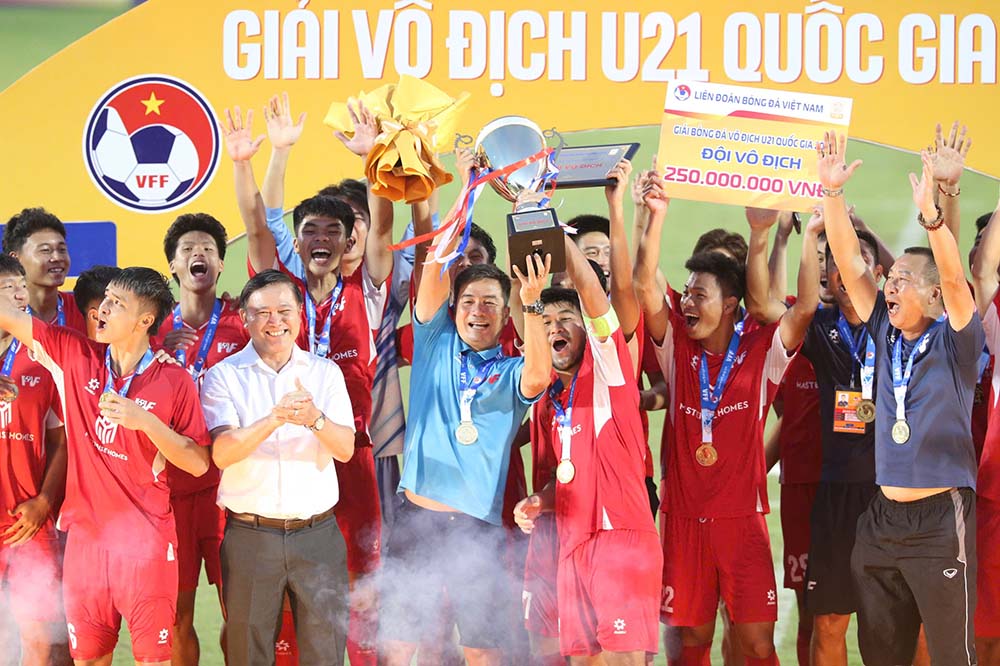 Lanh dao Lien doan bong da Viet Nam trao cup cho doi vo dich U21 PVF. 