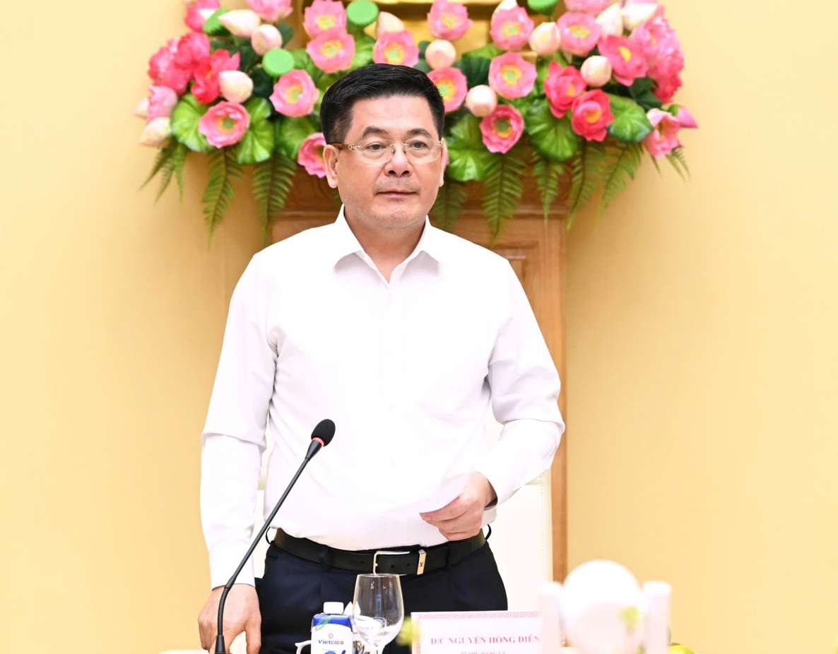 Bo truong Nguyen Hong Dien chu tri cuoc hop voi cac don vi ve viec cu cong chuc lanh dao, quan ly cap Cuc, Vu thuoc Bo Cong Thuong di cong tac tai dia phuong de trien khai chinh quyen dia phuong hai cap. Anh: Bo Cong Thuong