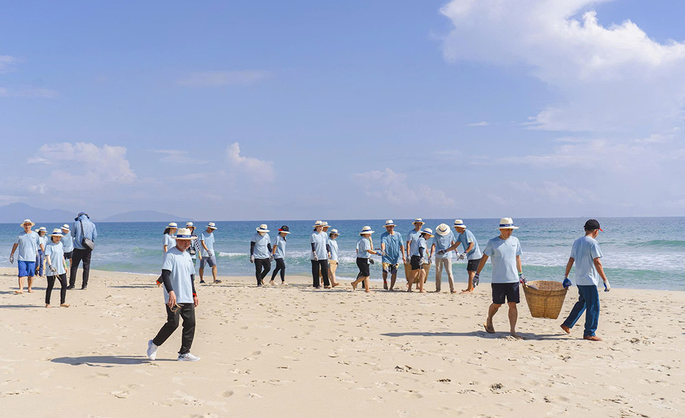 Thu don rac thai tai bai bien gop phan cai thien canh quan, moi truong tai cac diem du lich. Anh: Anh Minh