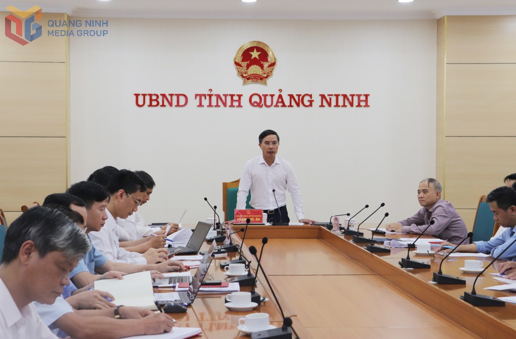 Chu tich UBND tinh Quang Ninh Pham Duc An phat bieu tai buoi lam viec voi Vien Cac khoa hoc trai dat ve viec nghien cuu lap dat thiet bi canh bao giong, loc tren vinh Ha Long, vinh Bai Tu Long. Anh: Cao Quynh