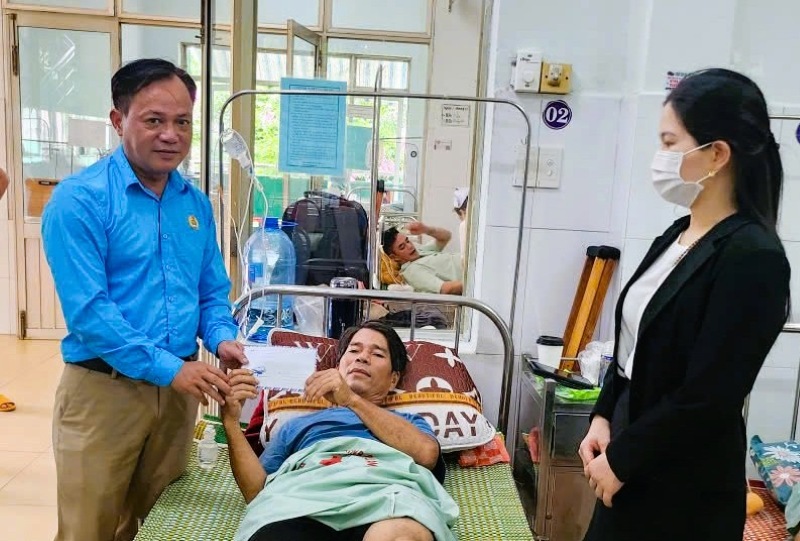 Dai dien Cong doan xa Dai Loc, TP Da Nang tham doan vien dang dieu tri benh tai benh vien. Anh: DVCC