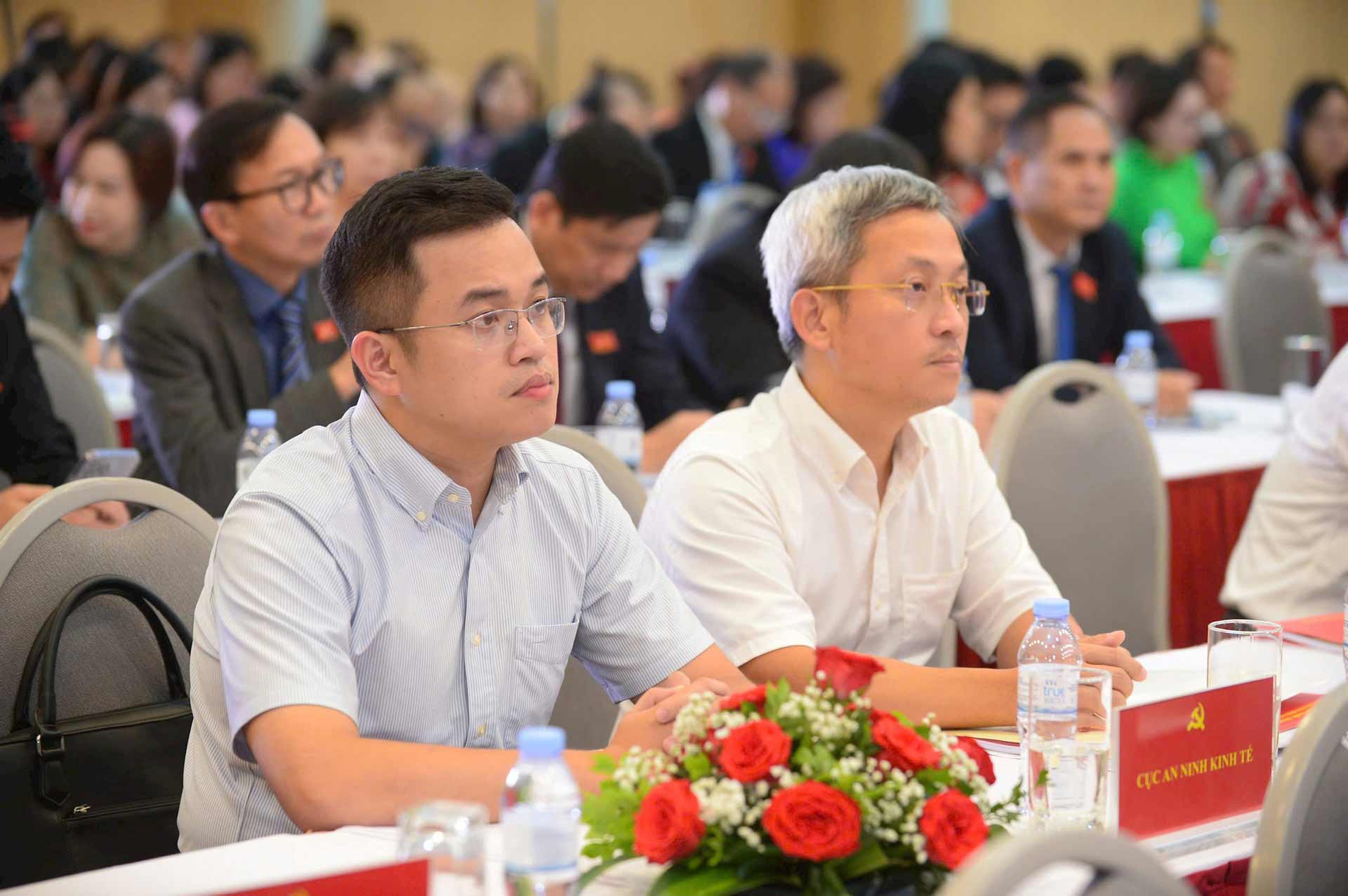 Dai dien lanh dao Cac Co quan Dang Trung uong va Dang uy Mat tran To quoc, cac Doan the Trung uong du Dai hoi