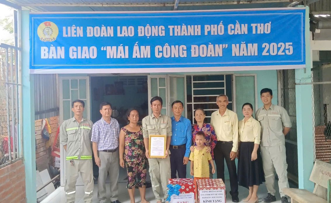 Lanh dao LDLD TP Can Tho trao quyet dinh ban giao nha Mai am Cong doan cho doan vien Ly Minh Duyen. Anh: LDLD TP Can Tho