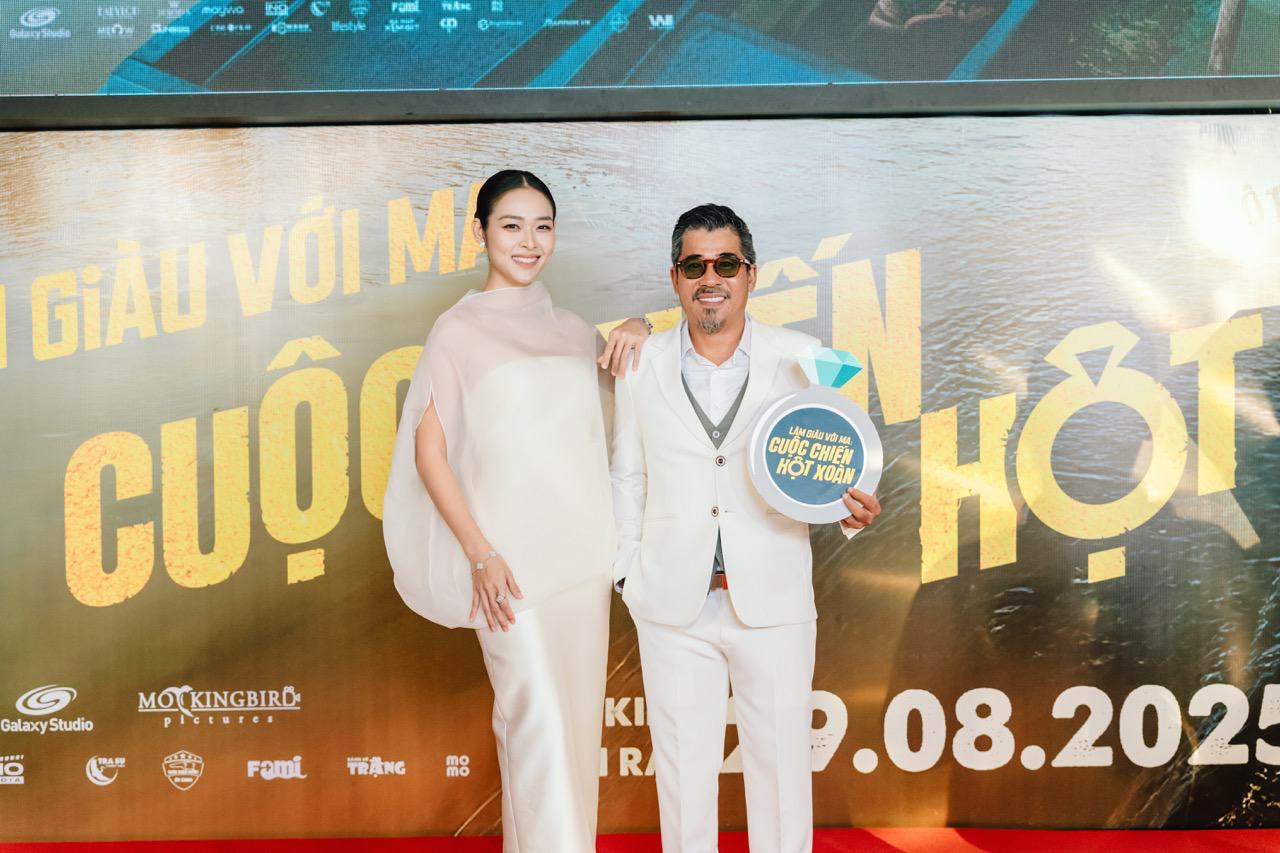 監督「Lam giau voi ma 2」とディエップ・バオ・ゴック。写真:映画チーム.