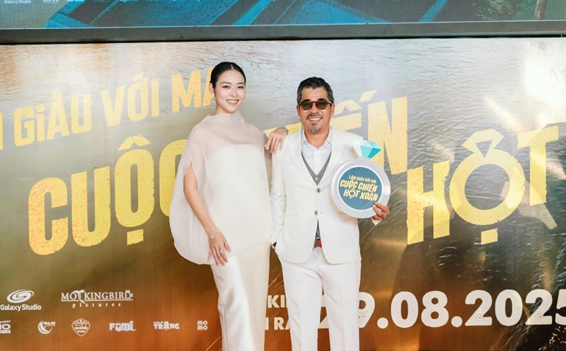 Director of "Getting Rich with Ghosts 2" and Diep Bao Ngoc. Photo: Film crew.