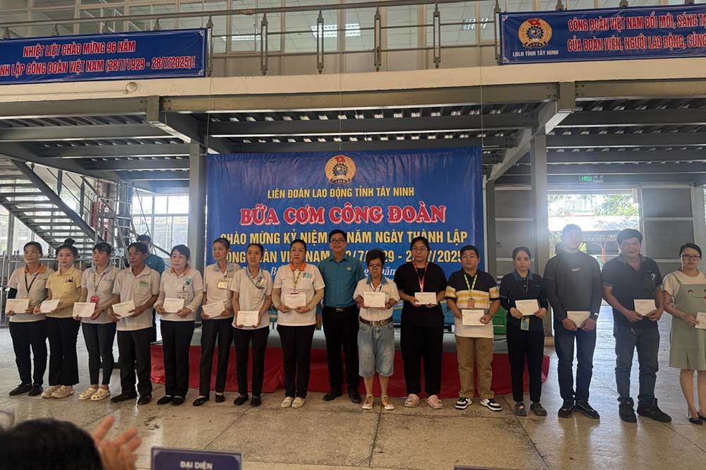 Ching Luck Shoes Co. Ltd.의 조합원과 어려운 노동자들에게 선물을 전달합니다. 사진: Tay Ninh 지방 노동 연맹