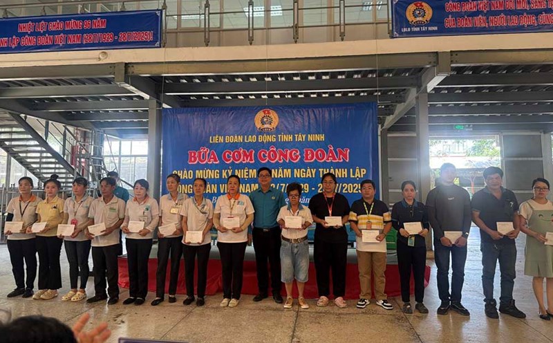 Giving gifts to union members and workers in difficult circumstances at Chingluh Shoes Company Limited. Photo: Tay Ninh Provincial Federation of Labor