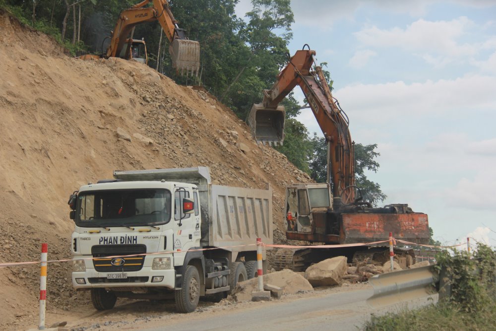 May moc thi cong tren deo Dai Ninh. Anh: Pham Duy 