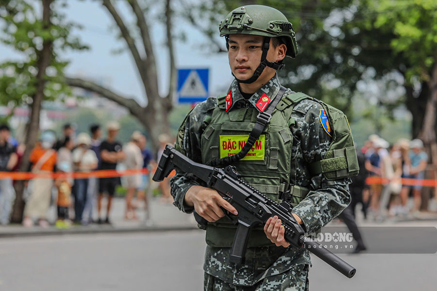 Chien si canh sat dac nhiem voi trang bi vu khi hien dai, san sang tieu diet toi pham, bao ve yeu nhan theo noi dung tap luyen.