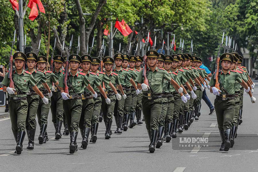 Ngay 31.7, tai Ha Noi (khu vuc quanh ho Guom), hon 200 can bo, chien si Cong an tinh nhue cung voi nhieu phuong tien, trang thiet bi vu khi hien dai da to chuc tap luyen phuc vu chuong trinh trinh dien ky thuat va nghiep vu dac biet cua luc luong Cong an nhan dan se dien ra vao ngay 2.8 toi day.