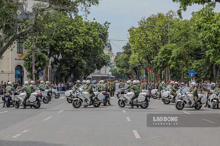 Doi hinh moto ho tong thuoc Bo Tu lenh Canh ve se trinh dien nhung ky nang dieu khien xe moto, thay doi doi hinh dac sac phuc vu nhan dan va du khach.