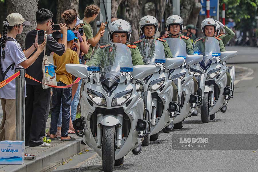 Cac chien si Doi moto ho tong dieu hanh bieu dien theo doi hinh di qua khan dai, sau do bieu dien cac ky nang.