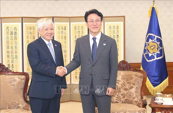 El Presidente del Comite Central del MTTQ de Vietnam Do Van Chien se reune con el Primer Ministro de Corea del Sur Min Kim-seok. Foto: TTXVN