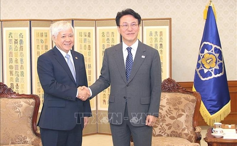 Chairman of the Central Committee of the Vietnam Fatherland Front Do Van Chien met with Prime Minister of the Republic of Korea Min Kim-seok. Photo: VNA