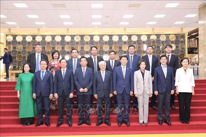 Doan dai bieu Uy ban Trung uong MTTQ Viet Nam chup anh luu niem voi Pho Chu tich Quoc hoi Han Quoc Lee Hack-young va cac nghi si Quoc hoi Han Quoc. Anh: TTXVN