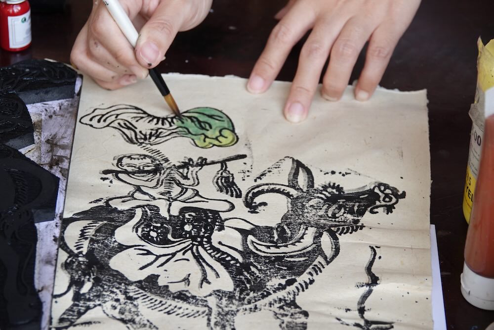Tranh dan gian duoc sang tao tren giay tu vo bap. Anh: Han Lam.