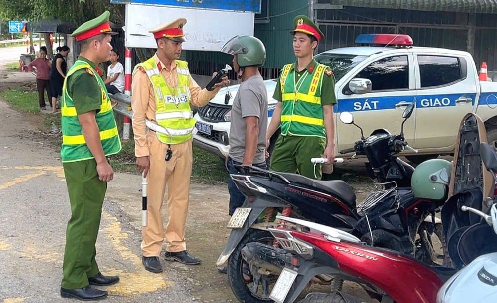 Solo el 31 de julio la policia de trafico patrulla y controlo mas de 100 casos de infracciones de la ley de trafico de los cuales 21 conductores fueron despojados de sus licencias de conducir. Foto: Policia de Quang Tri